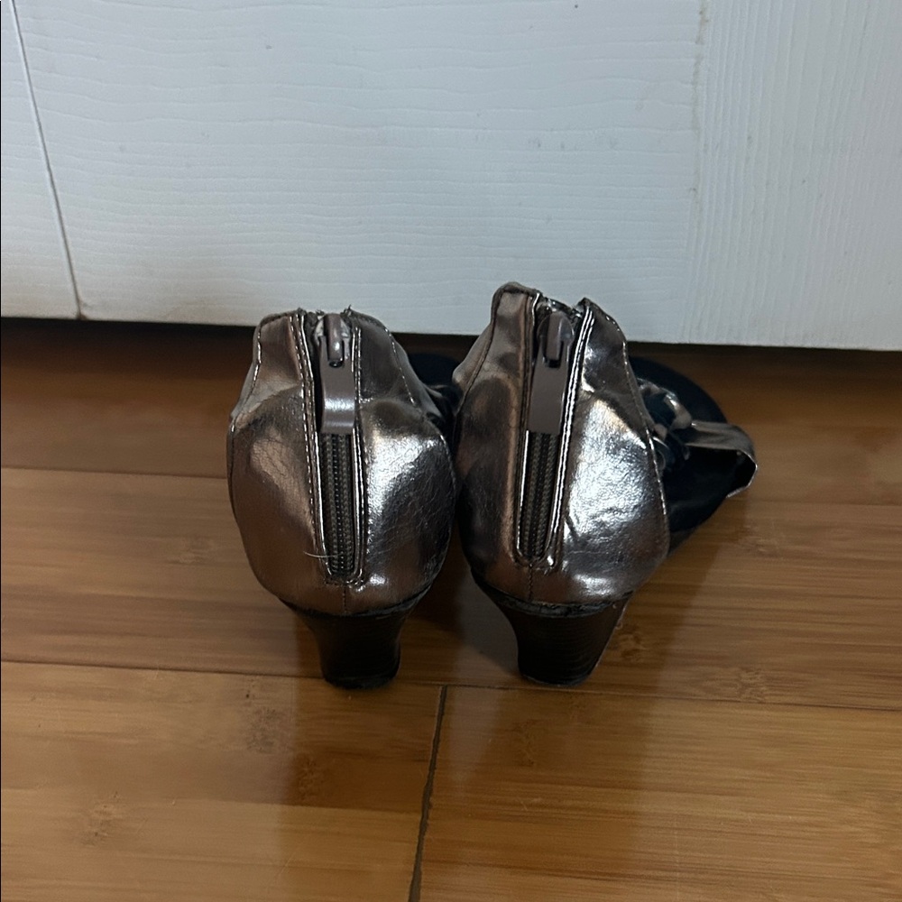 Chic Black and Silver Women's Sandals - Picture 3 of 3